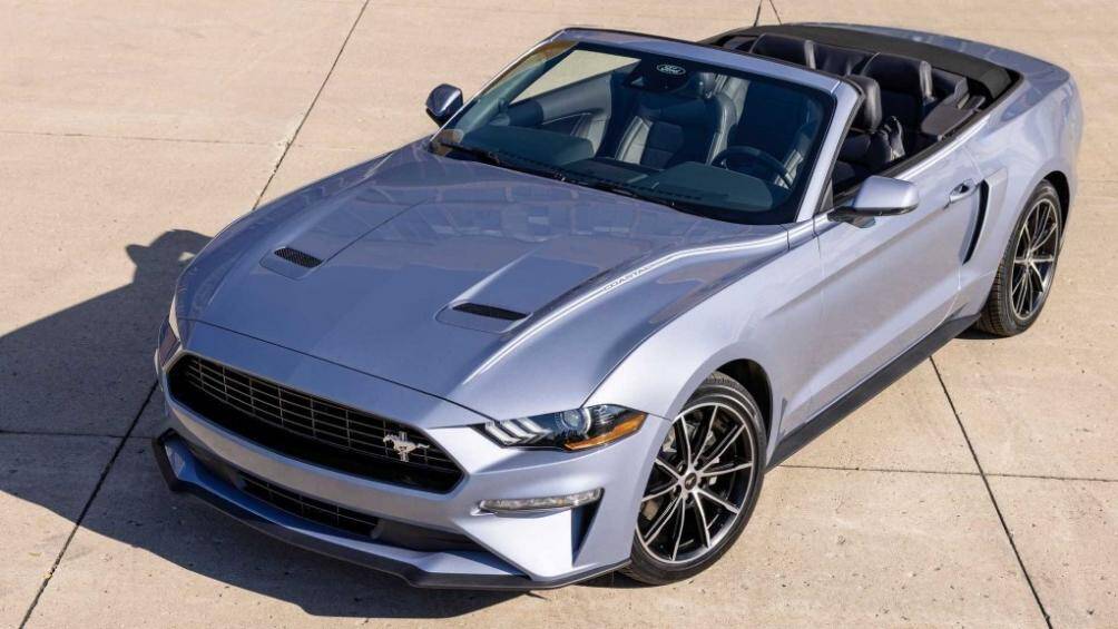 Mustang EcoBoost Premium đời 2022 có giá khởi điểm 32.225 USD, phiên bản Coastal cộng thêm 1.995 USD