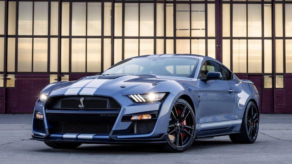 Ngoại thất xe sở hữu màu sơn xanh dương Brittany Blue, đi kèm những đường sọc trắng Wimbledon White