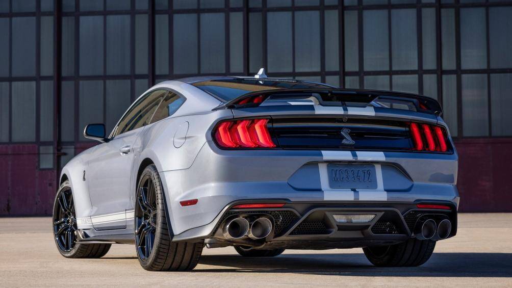 Ford Mustang GT500 đời 2022 có giá khởi điểm từ 73.465 USD. Với phiên bản Heritage Edition, khách hàng phải chi thêm 2.140 USD