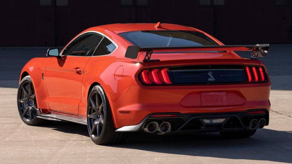 Ford Mustang Shelby GT500 sử dụng động cơ V8, dung tích 5.2L, siêu nạp, sản sinh công suất 760 mã lực và mô-men xoắn cực đại 847 Nm