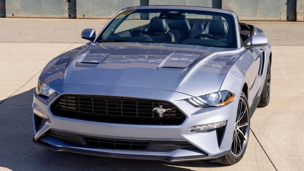 Phiên bản Mustang Coastal có một số thay đổi như lưới tản nhiệt màu đen và cánh gió sau trên phiên bản mui cứng