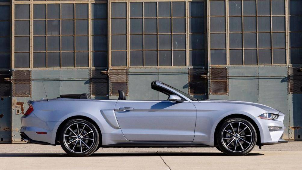 Bộ mâm đa chấu kích thước 19 inch cũng là điểm nhấn, đi kèm với bệ cửa với dòng chữ Coastal có khả năng phát sáng