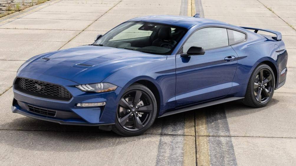 Ford Mustang EcoBoost được trang bị động cơ EcoBoost 4 xy-lanh, dung tích 2.3L, sản sinh công suất 310 mã lực và mô-men xoắn 475 Nm