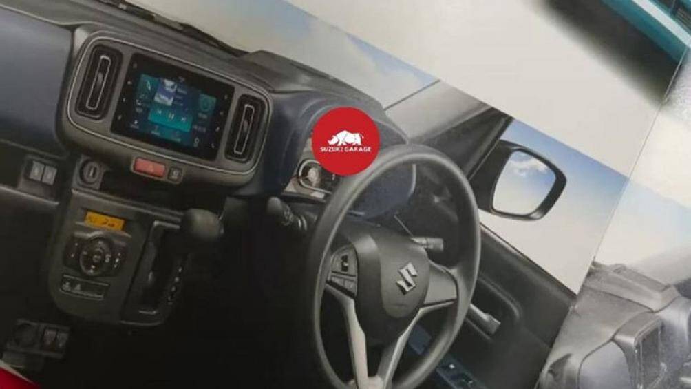 Ở bên trong là màn hình thông tin giải trí nhỏ, nằm giữa 2 cửa gió điều hòa trung tâm đặt dọc và các nút chỉnh điều hòa mới