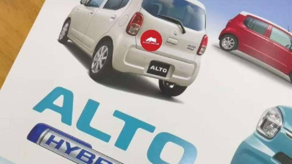 Ở bên sườn, Suzuki Alto 2022 có bộ vành hợp kim với thiết kế 7 chấu và cửa sổ khá lớn. Xe có thiết kế tổng thể vuông vắn và cao như thế hệ cũ