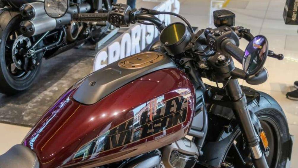 Bình xăng đổ đầy chứa được 11,8 lít nhiên liệu. Chiếc Sportster S có trọng lượng 221 kg