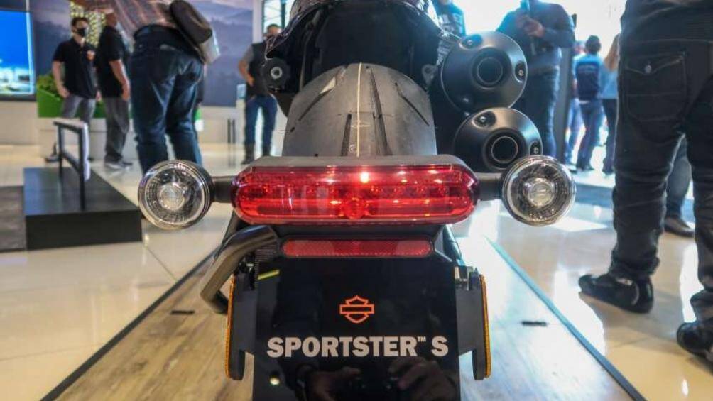 Xe được trang bị hệ thống đèn LED và cụm đồng hồ màn hình TFT-LCD cùng khả năng kết nối đến điện thoại của người lái