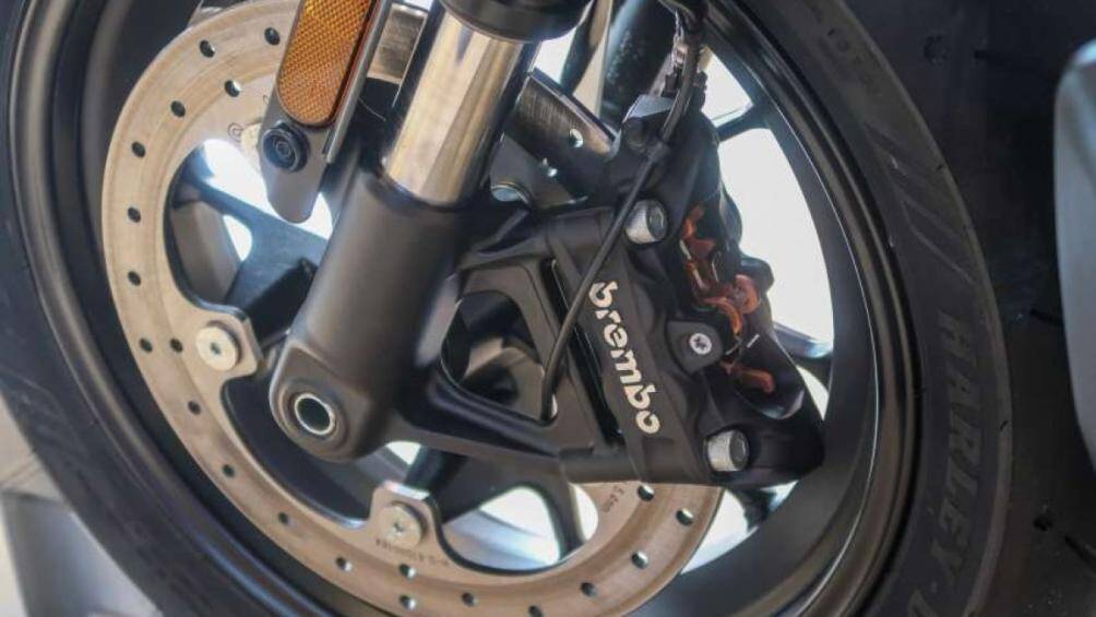 Một số trang bị an toàn trên xe như hệ thống chống bó cứng phanh tăng cường khi vào cua (C-ABS) và kiểm soát lực kéo khi vào cua (C-TCS)