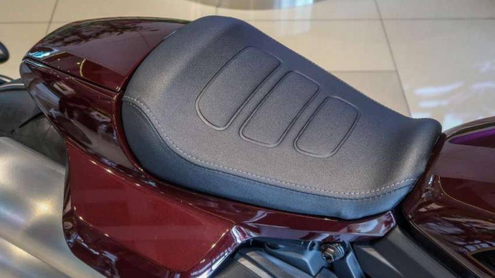 Hệ thống treo có thể điều chỉnh hoàn toàn là trang bị tiêu chuẩn với phuộc trước upside-down đường kính 43 mm và giảm xóc đơn ở phía sau