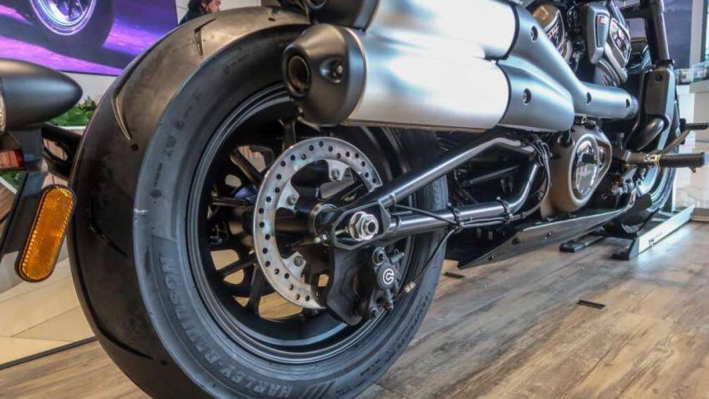 Xe sử dụng phanh đơn, kẹp phanh 4 piston ở bánh trước và 1 piston ở bánh sau