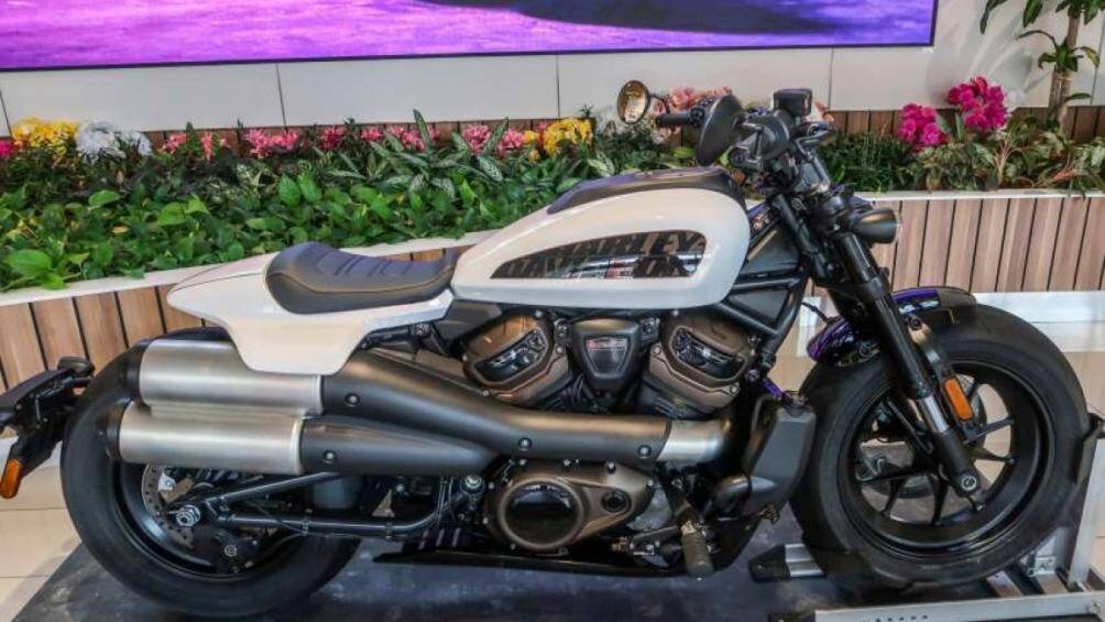 La-zăng 17 inch ở phía trước và 16 inch ở phía sau. Bánh xe được trang bị lốp cao su với kích thước lần lượt là 160/70 và 180/70