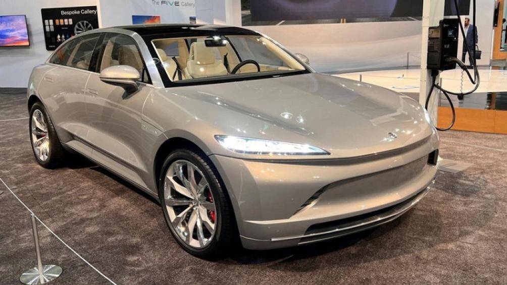 Xuất hiện tại triển lãm ô tô Los Angeles 2021, Mullen Five mang trên mình thiết kế trơn mượt và nhiều tính năng hấp dẫn