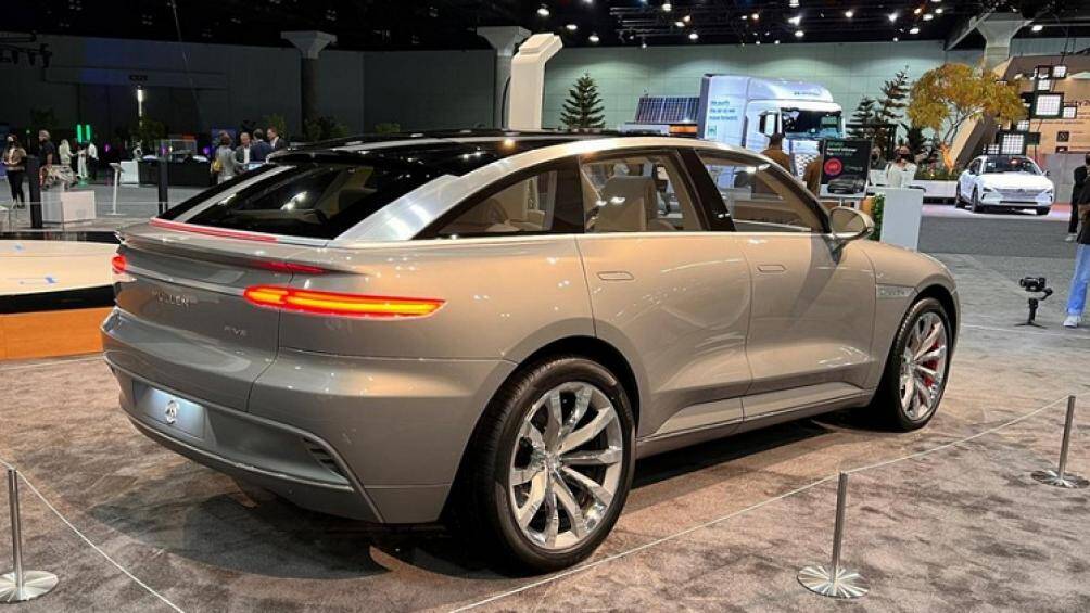 Thương hiệu này không có nhiều nổi bật về thiết kế nhưng chiếc SUV trên vẫn có phần đèn pha mỏng với tay nắm cửa phẳng với thân xe, trông rất ấn tượng