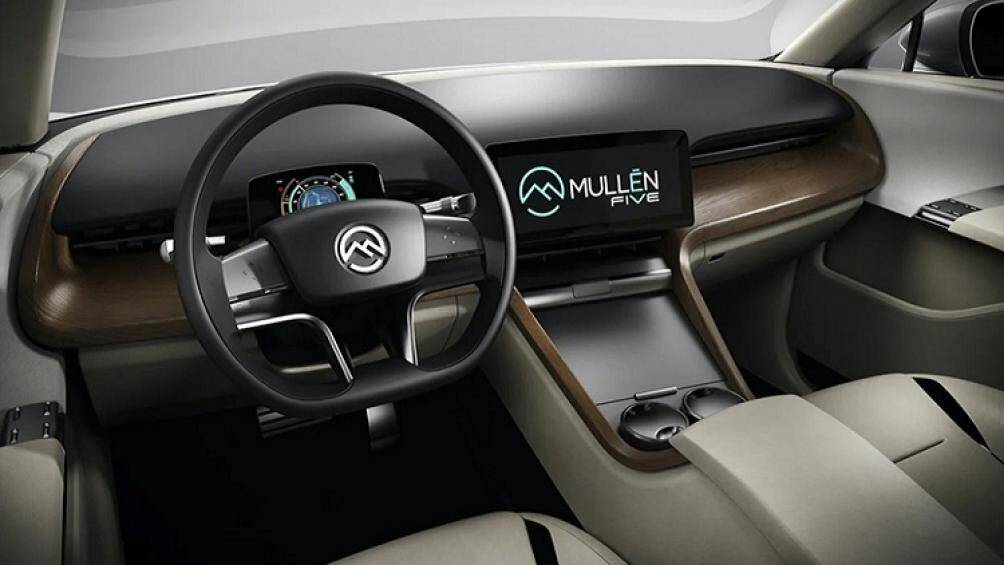 Bên trong khoang nội thất được thiết kế theo phong cách hiện đại nhưng vô cùng tối giản với bảng đồng hồ sau vô lăng kích thước nhỏ