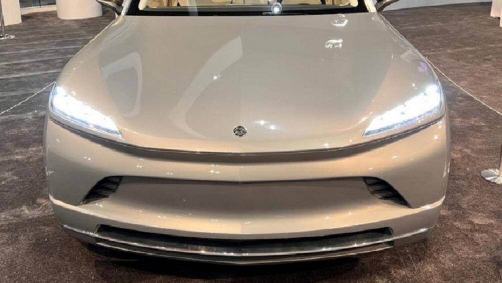 Nói về trang bị, mẫu SUV điện của Mỹ này có lắp đặt công nghệ nhận dạng khuôn mặt và khử tiếng ồn chủ động