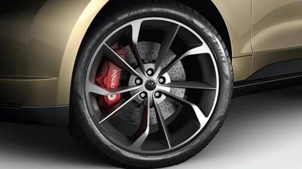 "Dàn chân" của Mullen Five được trang bị mâm lên tới 23 inch giúp chiếc xe trông hiện đại hơn