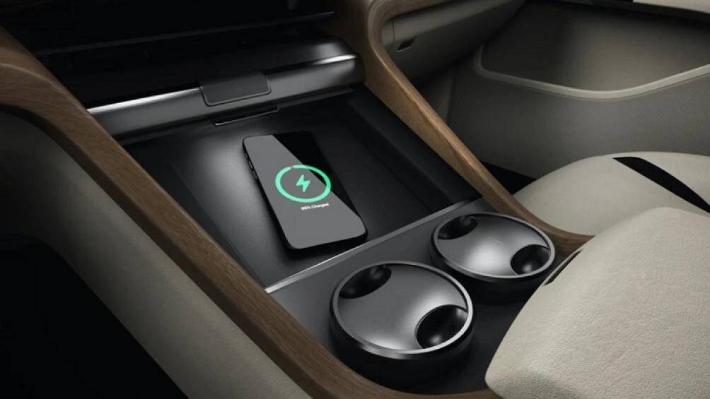 Những chi tiết bề mặt được trang trí bằng gỗ và hầu như không có bất kỳ nút bấm truyền thống nào cả