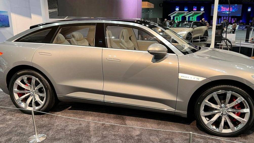 Với phiên bản Touring, hai ghế sau được thiết kế riêng lẻ với khả năng ngả ra phía sau với bệ tỳ tay trung tâm có thể điều khiển tự động hoá