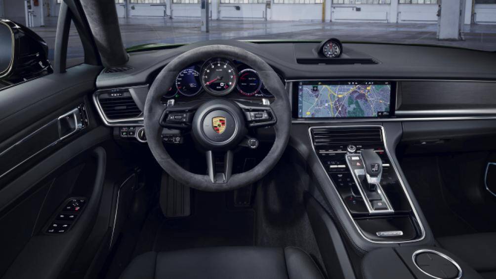 Phiên bản thể thao Turbo S mới được trang bị động cơ V8 4.0L tăng áp kép đã được tối ưu hóa để đạt được công suất vận hành mạnh hơn