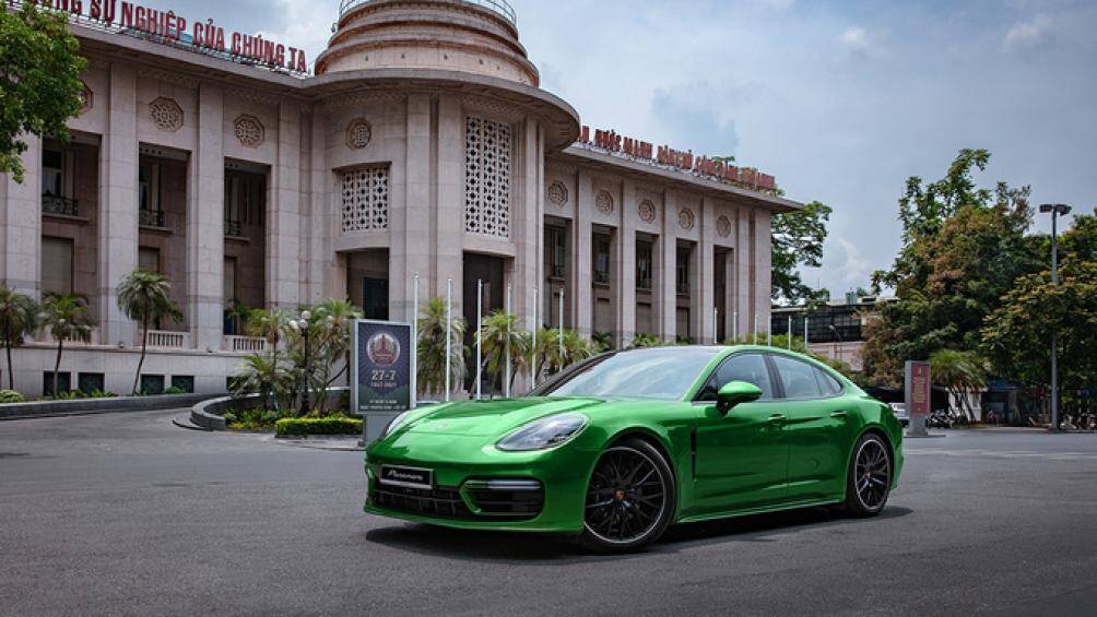 Các phiên bản dẫn động 4 bánh toàn phần có giá lần lượt từ 5,5 tỉ đồng cho bản Panamera 4 và bản cao cấp nhất Panamera Turbo S là 11,77 tỉ đồng