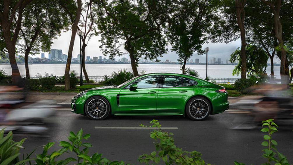 Đối với phiên bản cao cấp nhất Panamera Turbo S, phần đầu xe mang nhận diện mới nhờ hốc hút gió lớn hơn