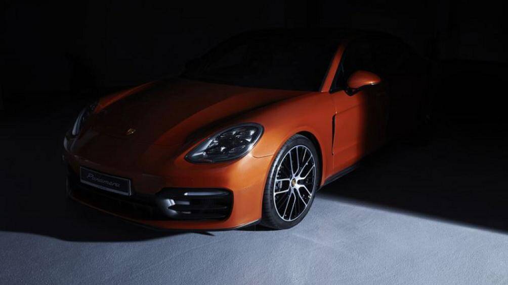 Phần đầu xe được nhấn mạnh bởi lưới hút gió ấn tượng. Khe làm mát hai bên rộng hơn và đèn nhận diện dạng thanh đơn