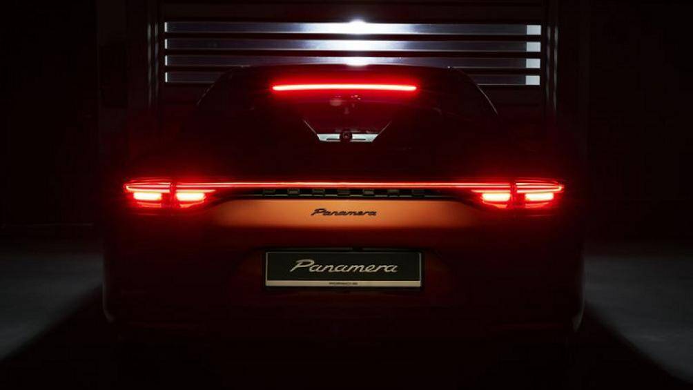 Dải đèn hậu cũng được tinh chỉnh, trải dài ngang cửa khoang hành lý cùng những đường viền tinh tế