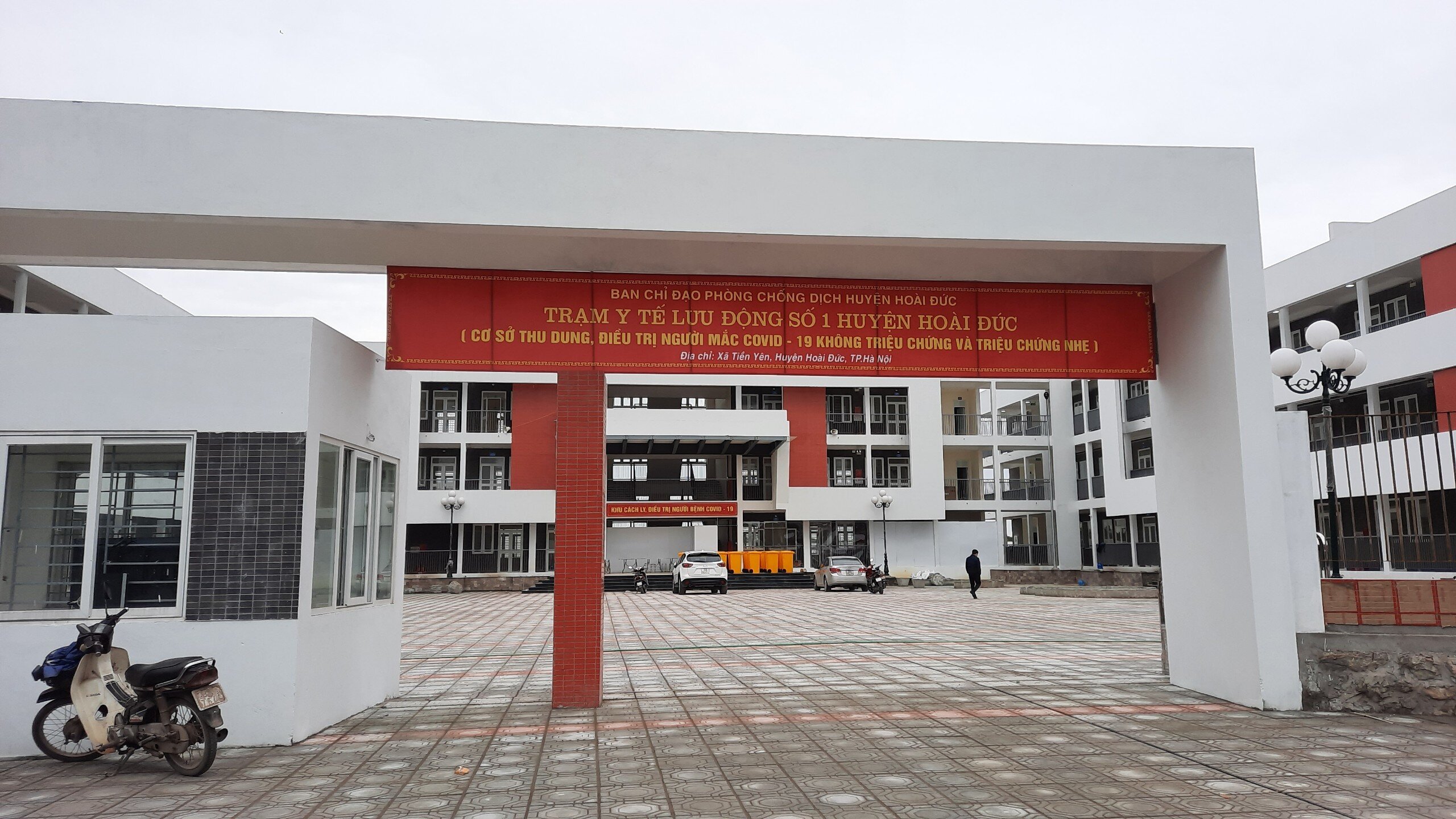 Thực hiện chủ trương thành lập các cơ sở thu dung, điều trị F0 không triệu chứng và triệu chứng nhẹ ở các quận, huyện của TP Hà Nội, Ban Chỉ đạo phòng chống dịch Covid-19 huyện Hoài Đức đã lập Trạm y tế lưu động số 1 tại trường THCS xã Tiền Yên.
Đây là một trong 5 cơ sở điều trị F0 nhẹ tại quận, huyện ở Hà Nội.