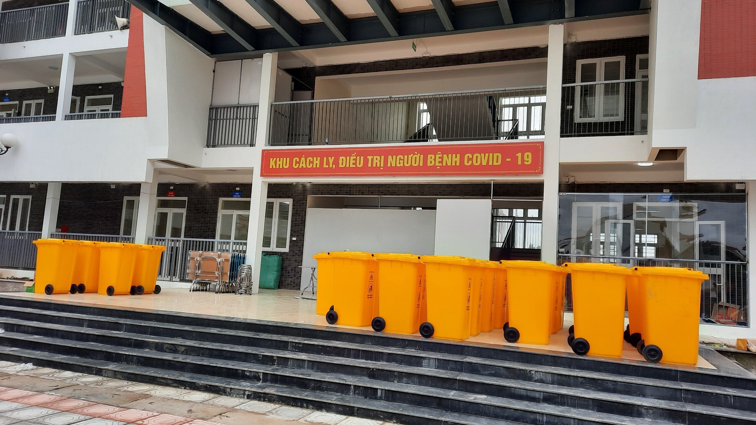 Những thùng rác chuyên dụng đã được đưa đến điểm thu dung F0 này để sẵn sàng phục vụ quá trình hoạt động.