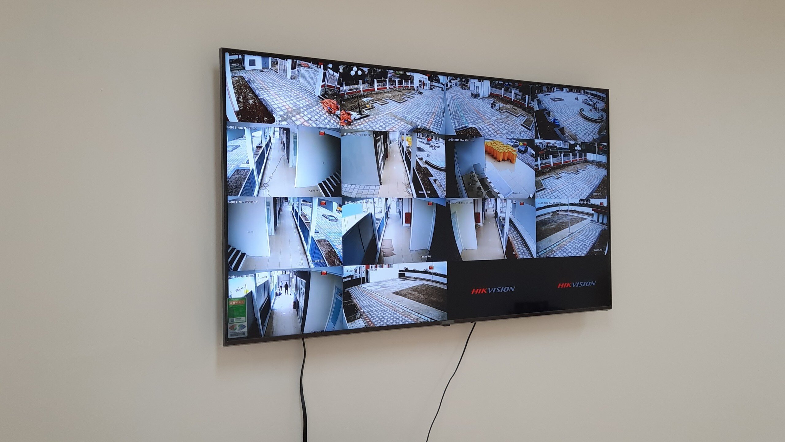 Ngoài trang thiết bị Y tế thì tại đây còn trang bị hệ thống camera để theo dõi an ninh trật tự.