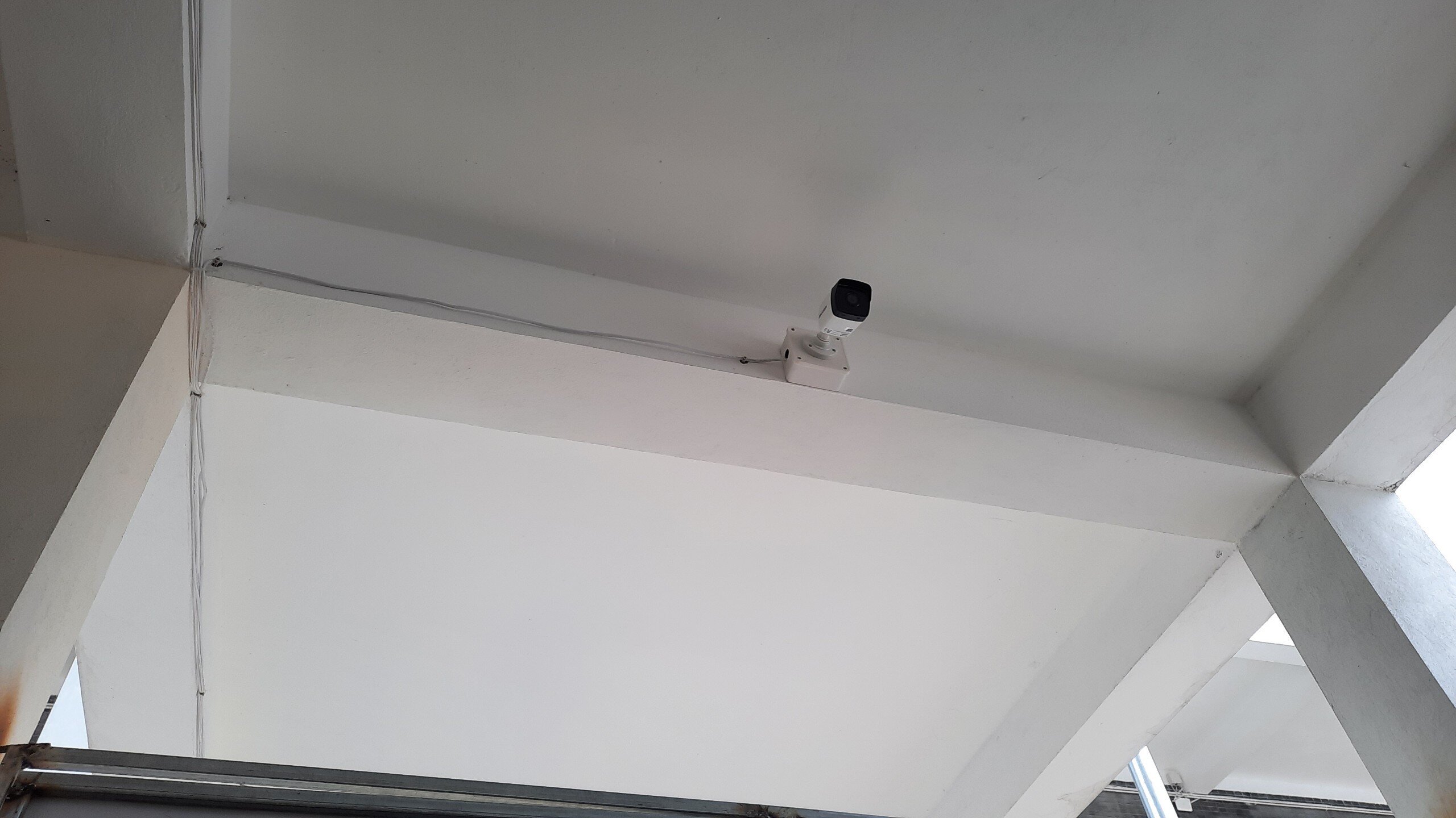 Vị trí lắp đặt camera là hành lang, khu vực tường bao, cổng chính để quản lý chặt người ra vào tại cơ sở thu dung F0 Covid-19.