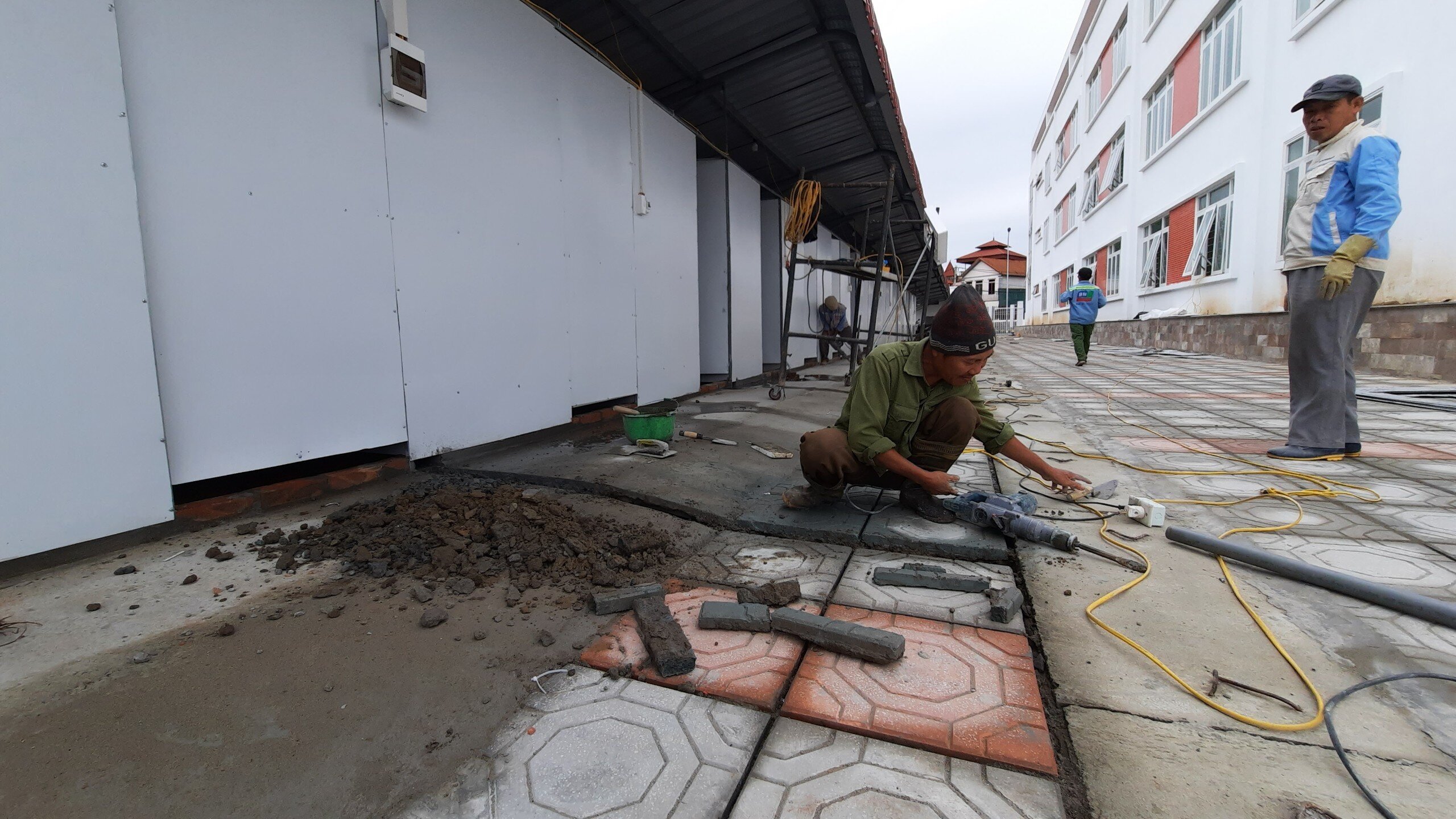 Sáng nay (22/11), PV Báo Giao thông có mặt tại trường THCS xã Tiền Yên, ghi nhận không khí làm việc khẩn trương của các công nhân nhằm đưa cơ sở thu dung F0 này đi vào hoạt động đúng thời điểm dự kiến.