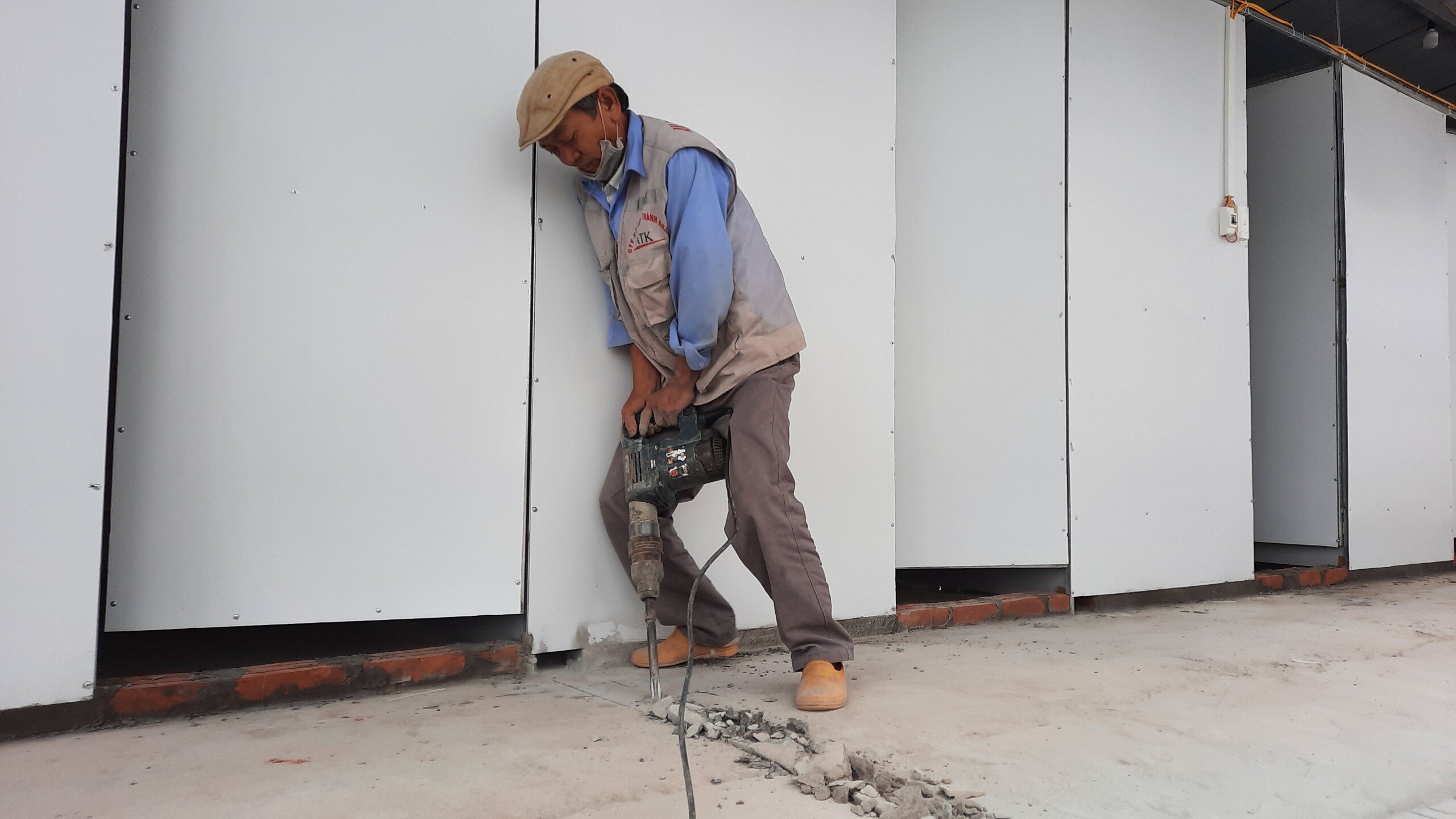 Khu vực nhà vệ sinh dành cho bệnh nhân F0 đang được công nhân gấp rút hoàn thiện các trang thiết bị cuối cùng.