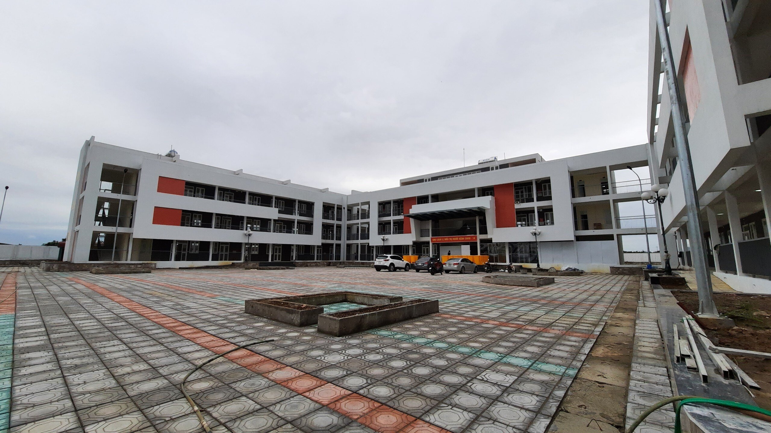 Cơ sở vật vất tại đây rất khang trang và mới, vì trường THCS Tiền Yên vừa mới được xây dựng, chưa kịp đón học sinh vào học thì dịch Covid-19 bùng phát nên huyện Hoài Đức đã tận dụng nơi này làm điểm thu dung F0.