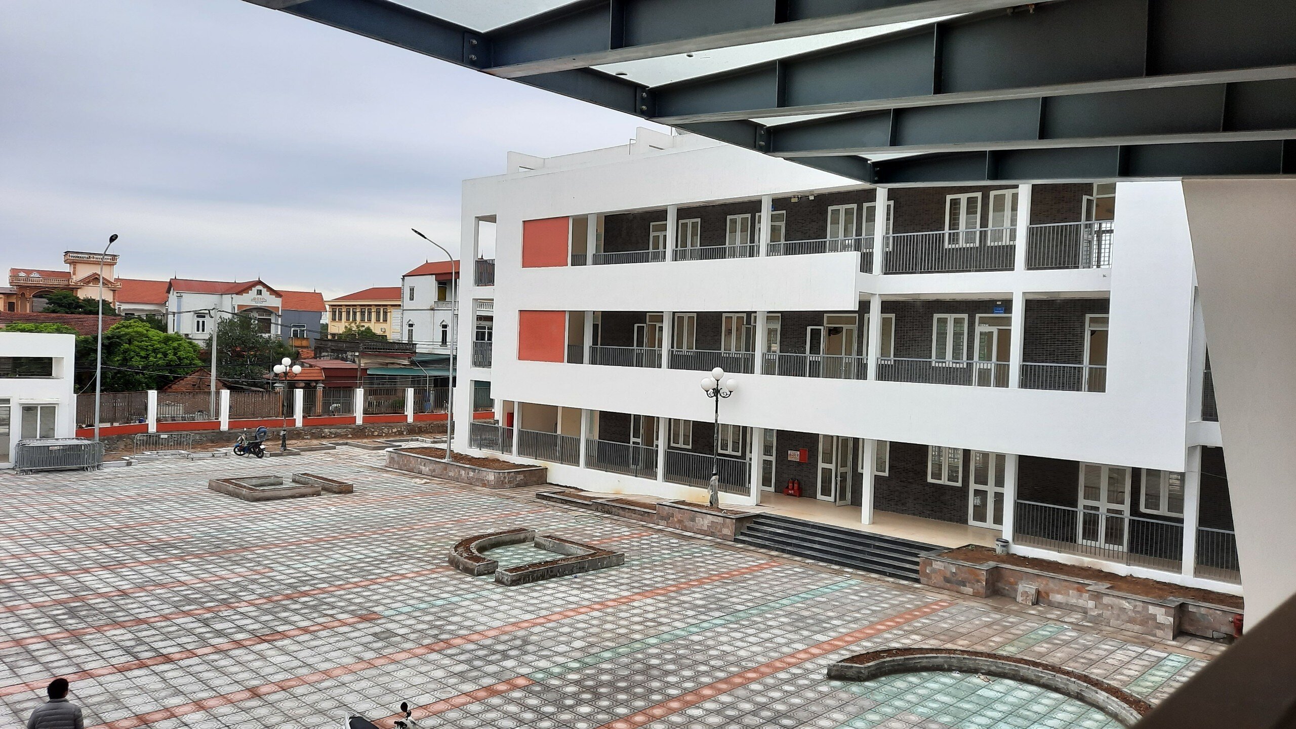 Cơ sở thu dung F0 này được chia ra nhiều khu như: khu thu dung F0, khu điều hành, khu ăn ở của cán bộ y tế, khu vệ sinh, tắm giặt của các F0.