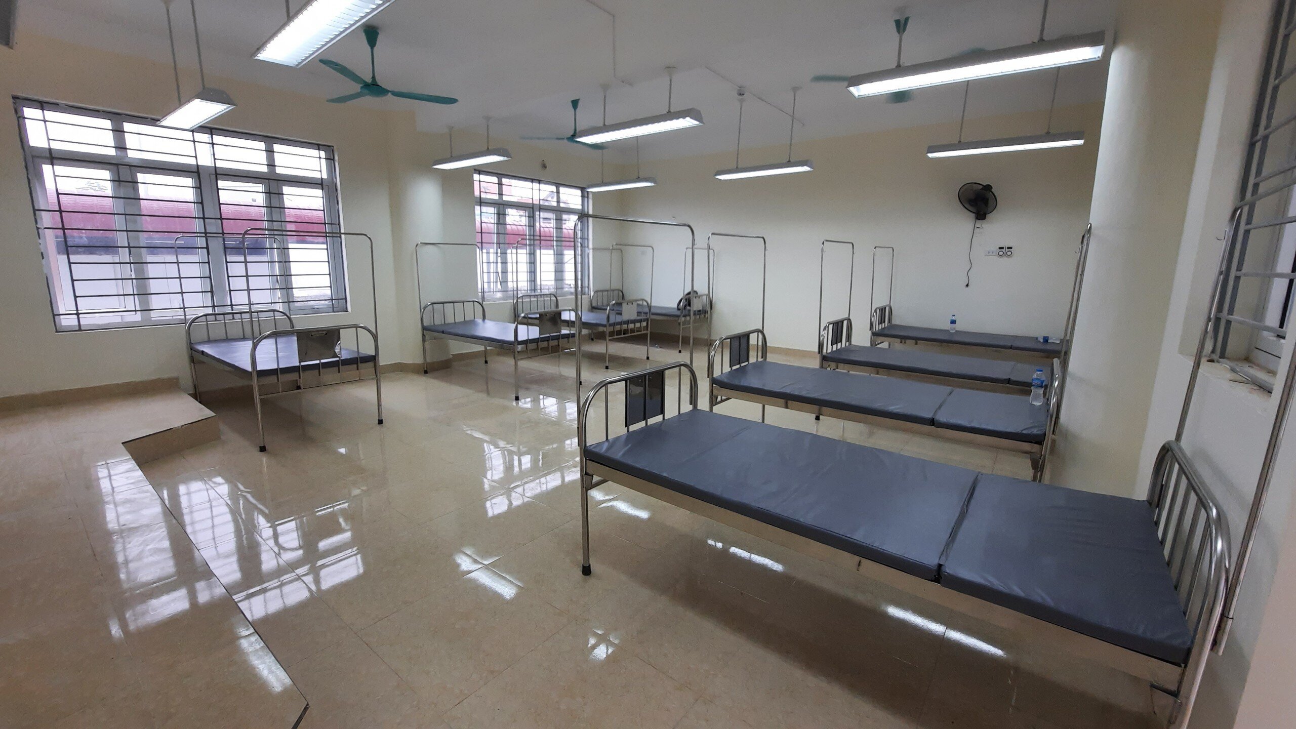 Bà Nguyễn Thị Thanh, Trưởng phòng Y tế huyện Hoài Đức cho biết, Trạm y tế lưu động số 1 tại trường THCS xã Tiền Yên dự kiến có sức thu dung tối đa khoảng 300 bệnh nhân F0 Covid-19.