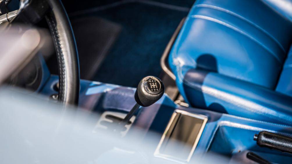 Với cấu trúc mui trần kiểu Targa, mui xe được thiết kế để người dùng có thể dễ dàng tháo lắp và cất gọn trong ngăn ở phía sau hàng ghế