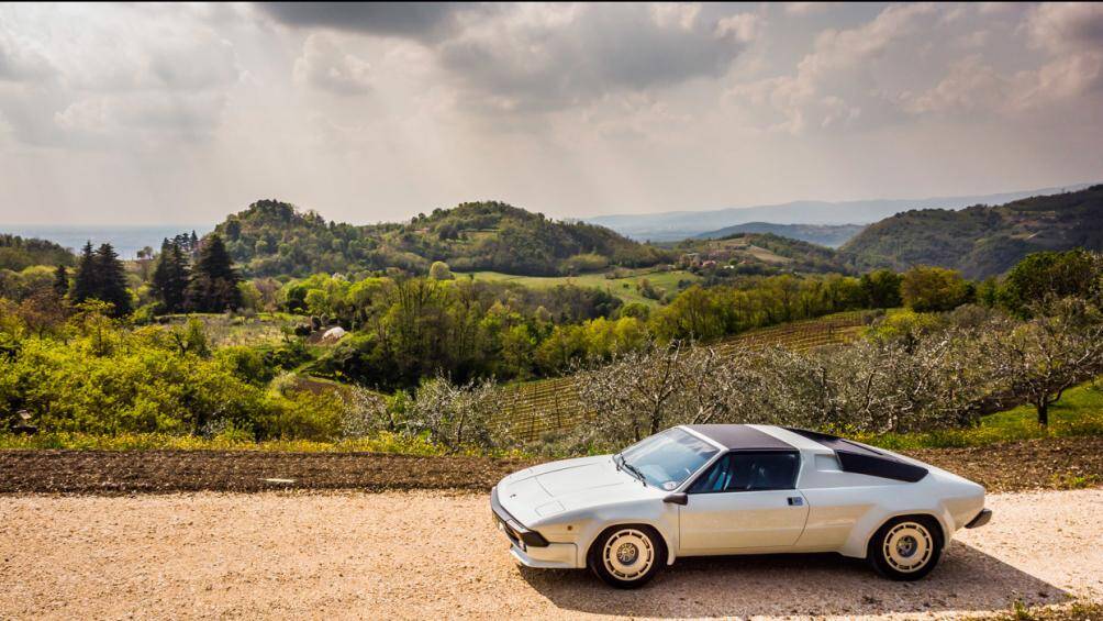 Xe được trang bị bộ mâm xe hợp kim 16 inch được lấy trực tiếp từ nguyên mẫu Athon, với bộ lốp Pirelli P7