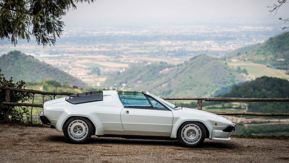 Jalpa được giới thiệu tại Geneva năm 1981 với lớp sơn màu đồng kim loại đặc biệt và có một số điểm độc đáo trong thiết kế