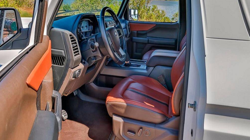 Khác với thiết kế ngoại thất kiểu cổ điển gợi nhớ đến những chiếc Bronco của thập niên 1970, khoang cabin của bản độ này thừa hưởng phong cách từ F-250