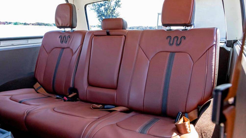 Ngoài ra, bản độ này còn sở hữu ghế ngồi bọc da King Ranch khá đẹp mắt với khả năng chỉnh điện ở hàng ghế lái