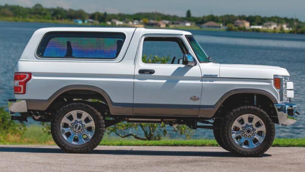 Lưới tản nhiệt, cản va, đèn chiếu sáng và bộ mâm được lấy từ một chiếc Ford F-250 hiện đại, trong khi mui và và chắn bùn là của một chiếc Bronco