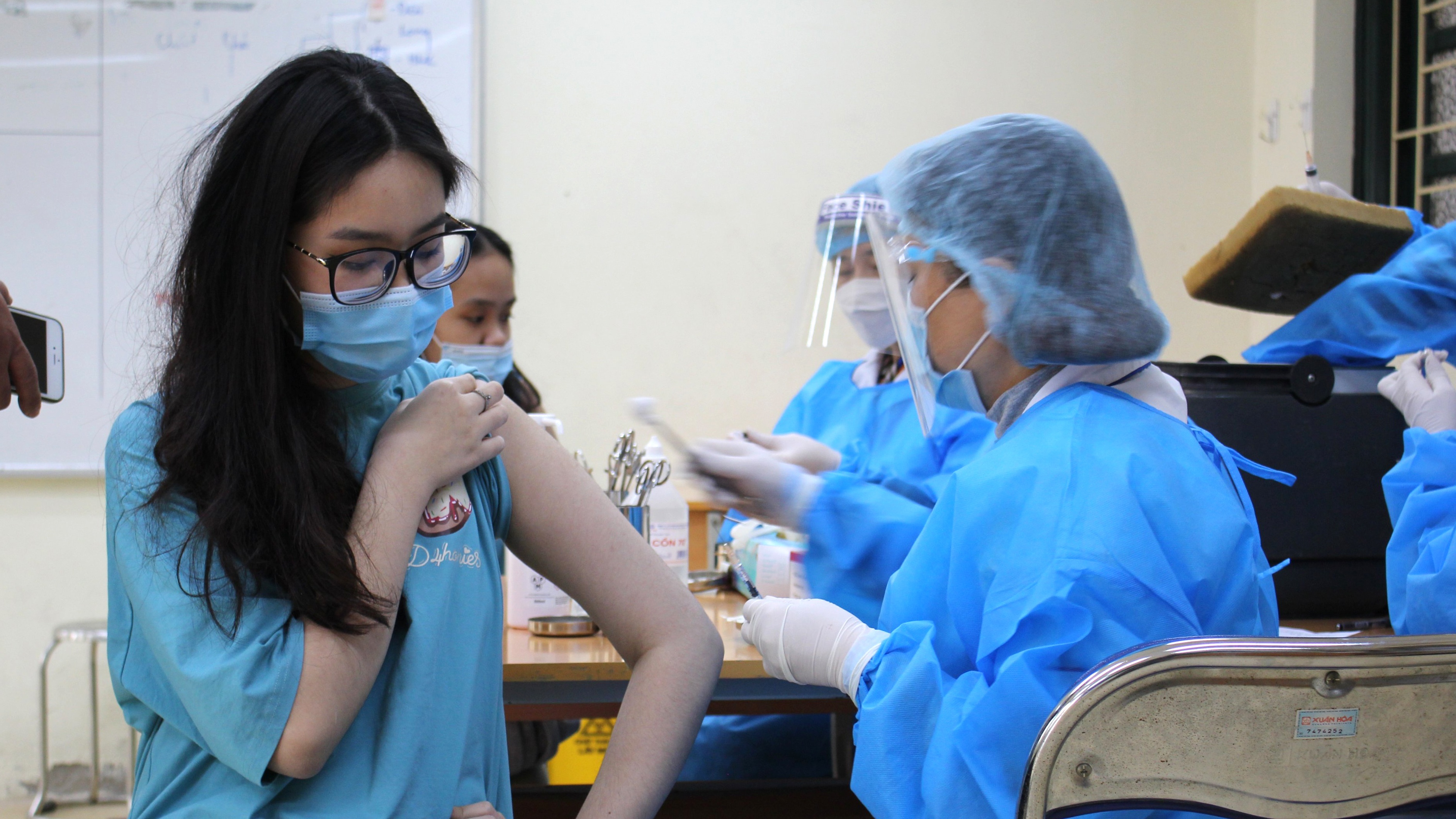 Sáng nay (23/11), Hà Nội bắt đầu tiêm vaccine ngừa Covid-19 cho trẻ em từ 15-17 tuổi đang học tập, sinh sống trên địa bàn.