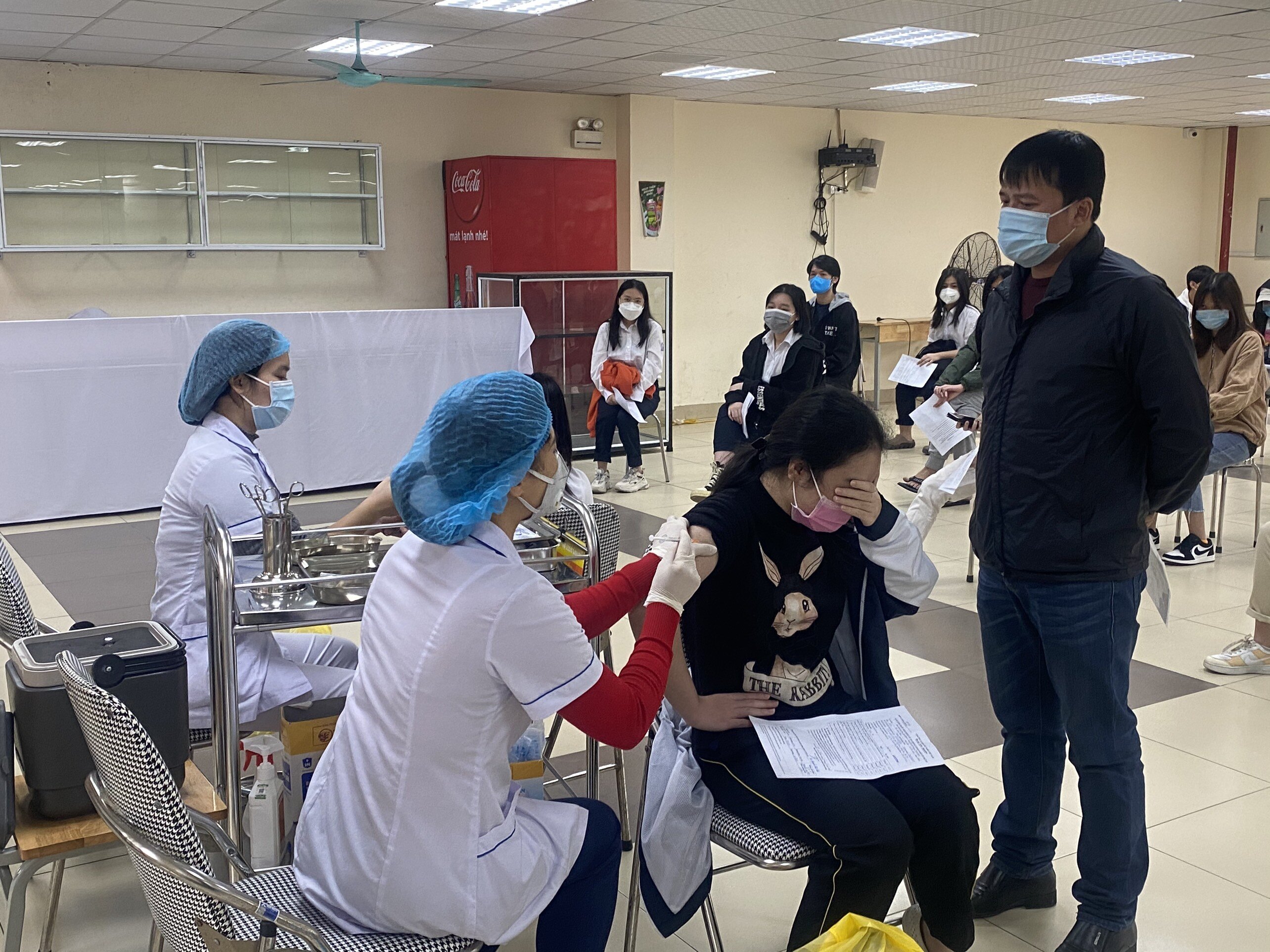 Ông Vũ Cao Cương – Phó Giám đốc Sở Y tế Hà Nội cho biết, khi tổ chức tiếm vaccine Covid-19 cho trẻ thì tất cả các trang thiết bị y tế được bố trí theo quy định để đảm bảo tiêm chủng được diễn ra an toàn nhất.