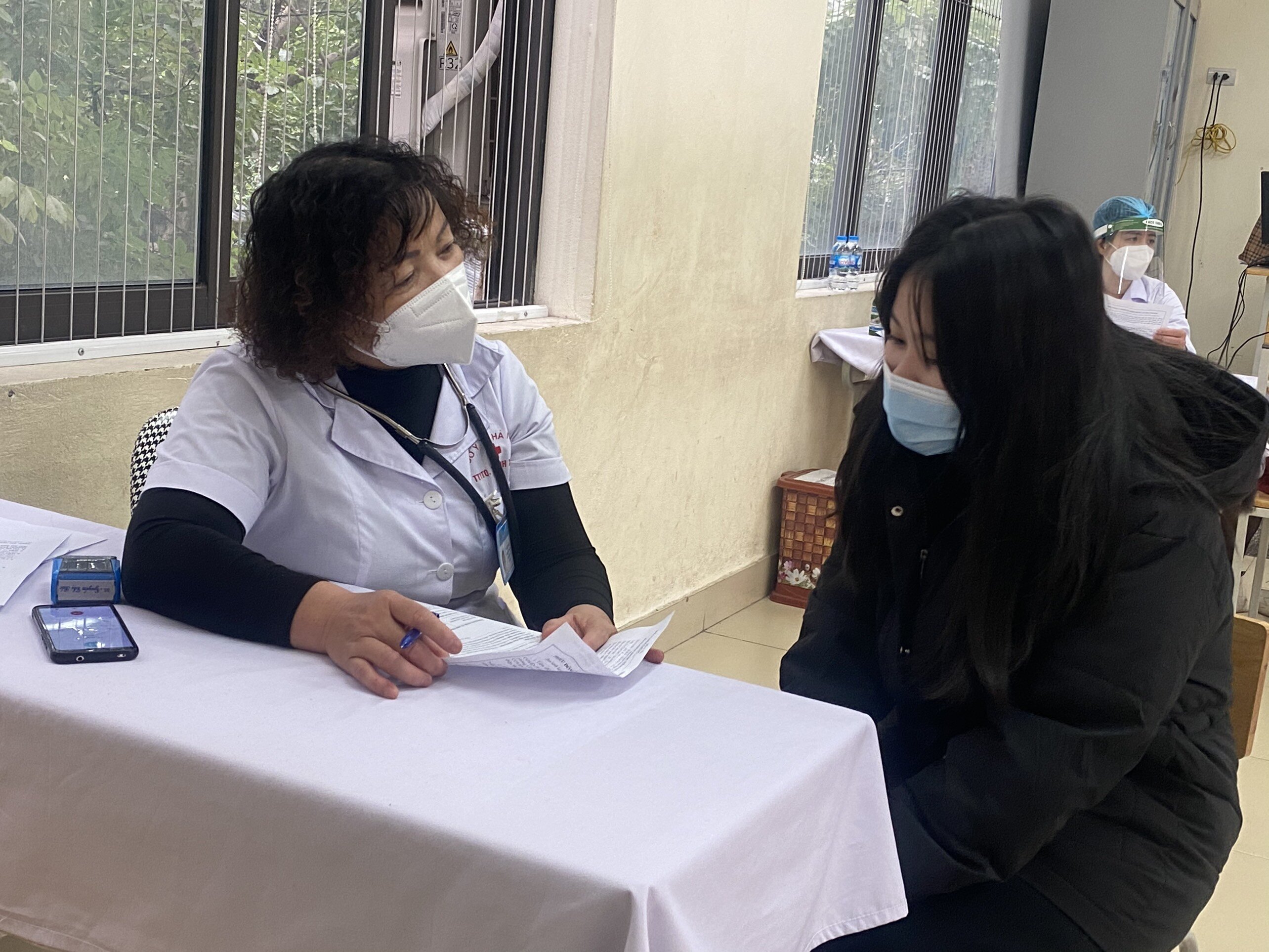 Phó Giám đốc Sở Y tế cũng cho biết, các nhân viên y tế tại các điểm tiêm vaccine sẽ có những tư vấn cho các bậc phụ huynh theo dõi sức khỏe của các cháu ở nhà sau khi tiêm vaccine. Đặc biệt là trong 7 ngày đầu sau khi tiêm.