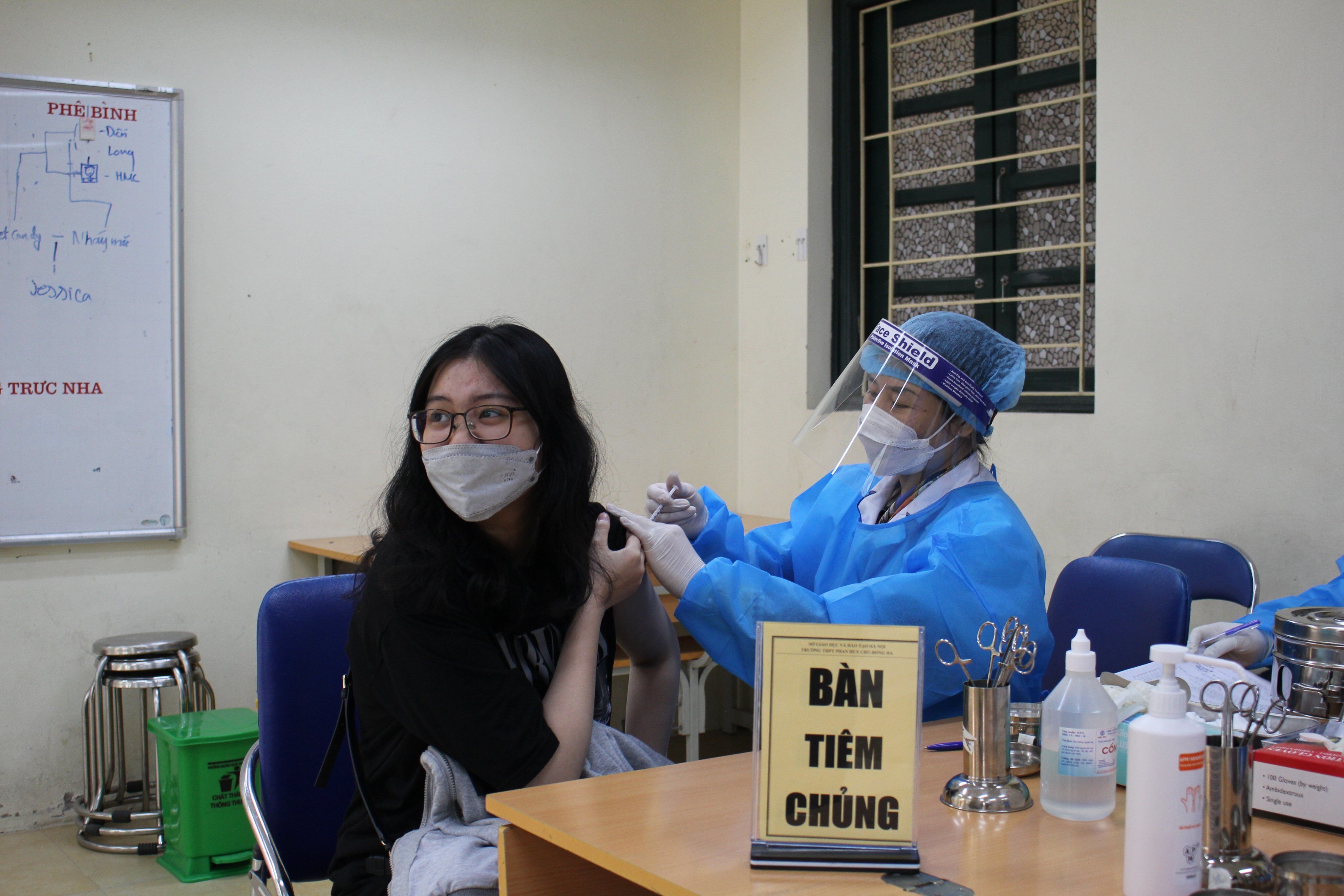 Có mặt tại điểm trường Phan Huy Chú (quận Đống Đa), PV Báo Giao thông ghi nhận quá trình tiêm chủng cho các em học sinh ở đây diễn ra khẩn trương và đảm bảo các quy định phòng chống dịch.