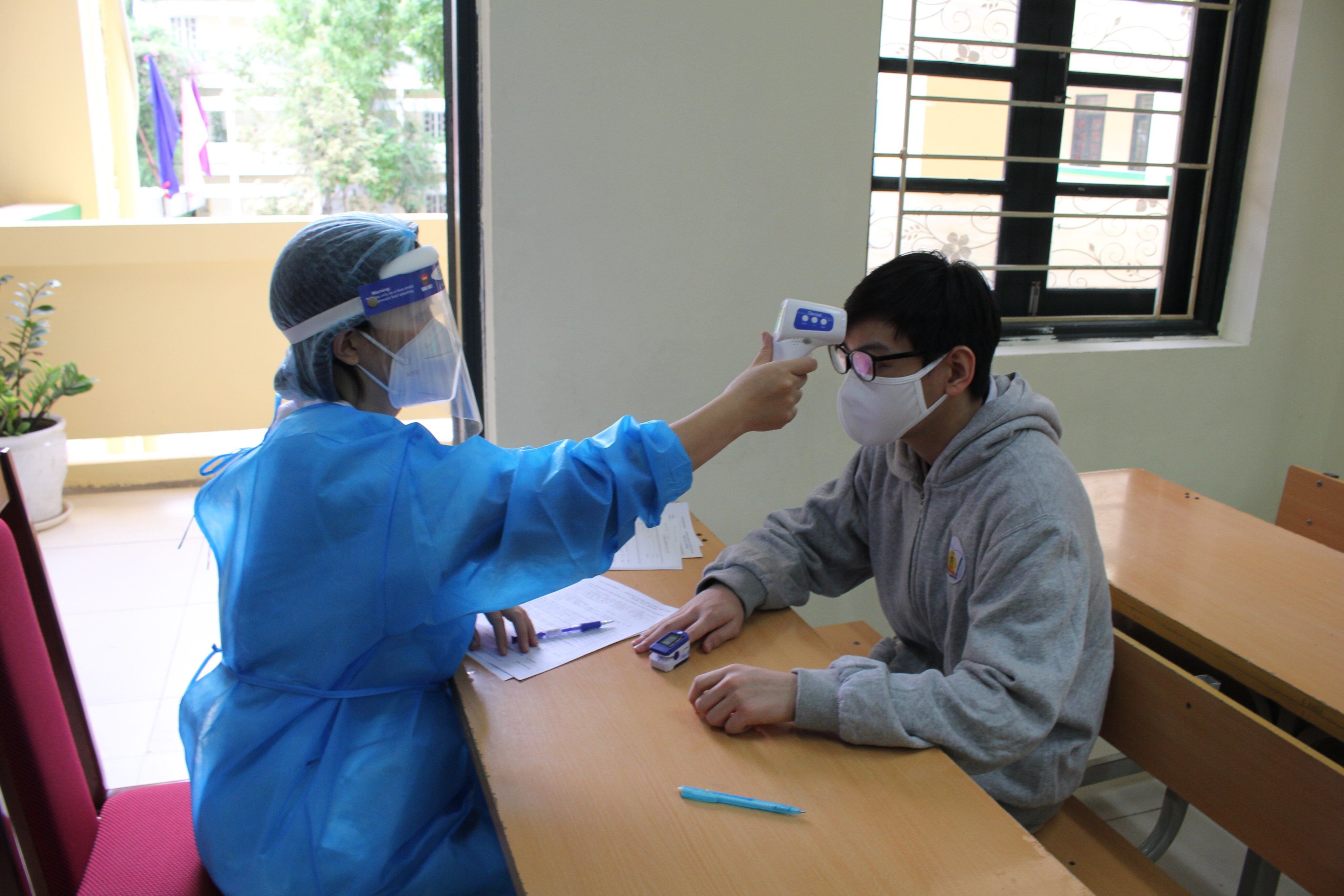 Tiếp đến học sinh được khám sàng lọc, đủ điều kiện về sức khỏe thì mới được tiêm vaccine Covid-19