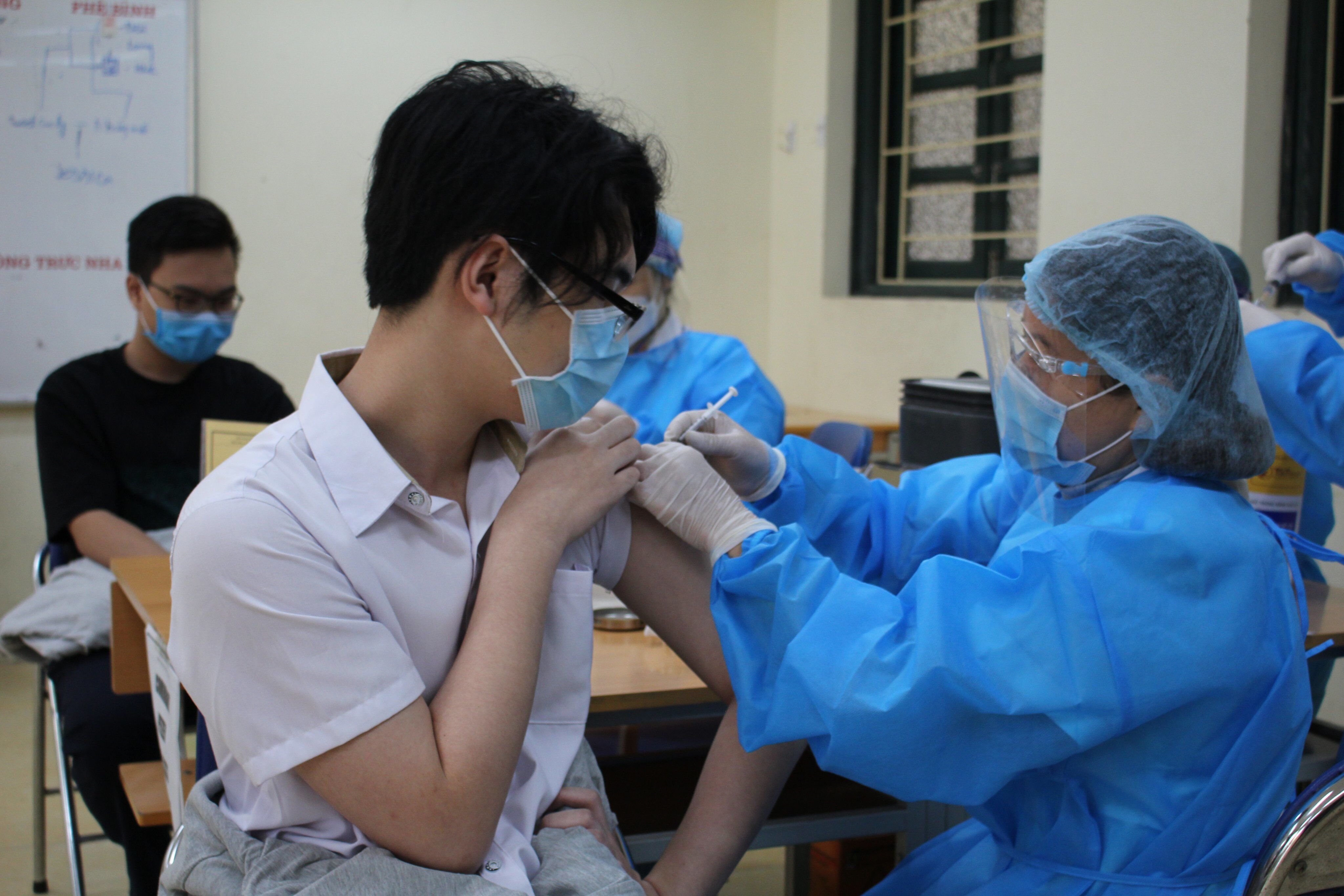 Sau đó quá trình tiêm được diễn ra nhanh chóng đảm bảo an toàn. Được biết, vaccine tiêm cho trẻ từ 15 đến 17 tuổi ở Hà Nội là loại Comirnaty của hãng Pfizer.