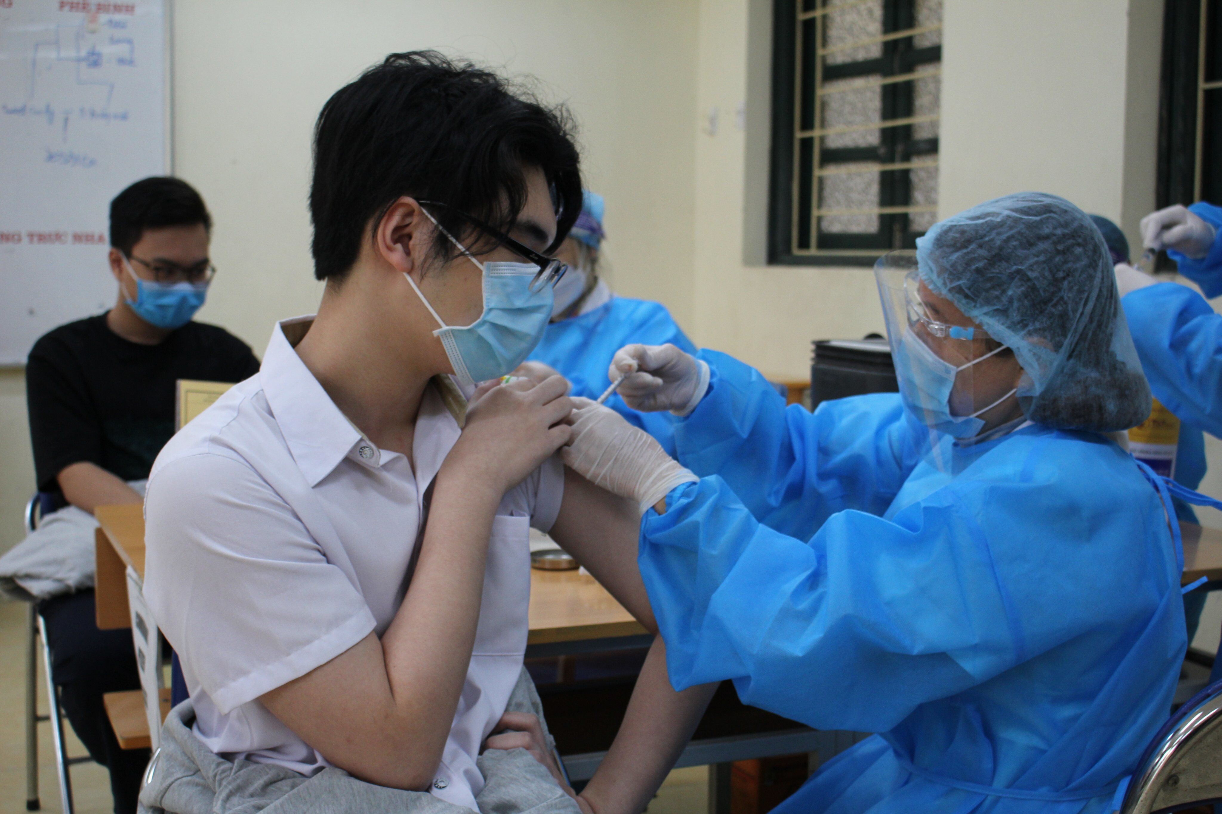Bà Cao Thanh Nga – Phó Hiệu trưởng trường THPT Phan Huy Chú (quận Đống Đa) cho biết, theo kế hoạch, nhà trường sẽ tổ chức cho gần 900 học sinh tiêm vaccine Covid-19 trong ngày 23/11.