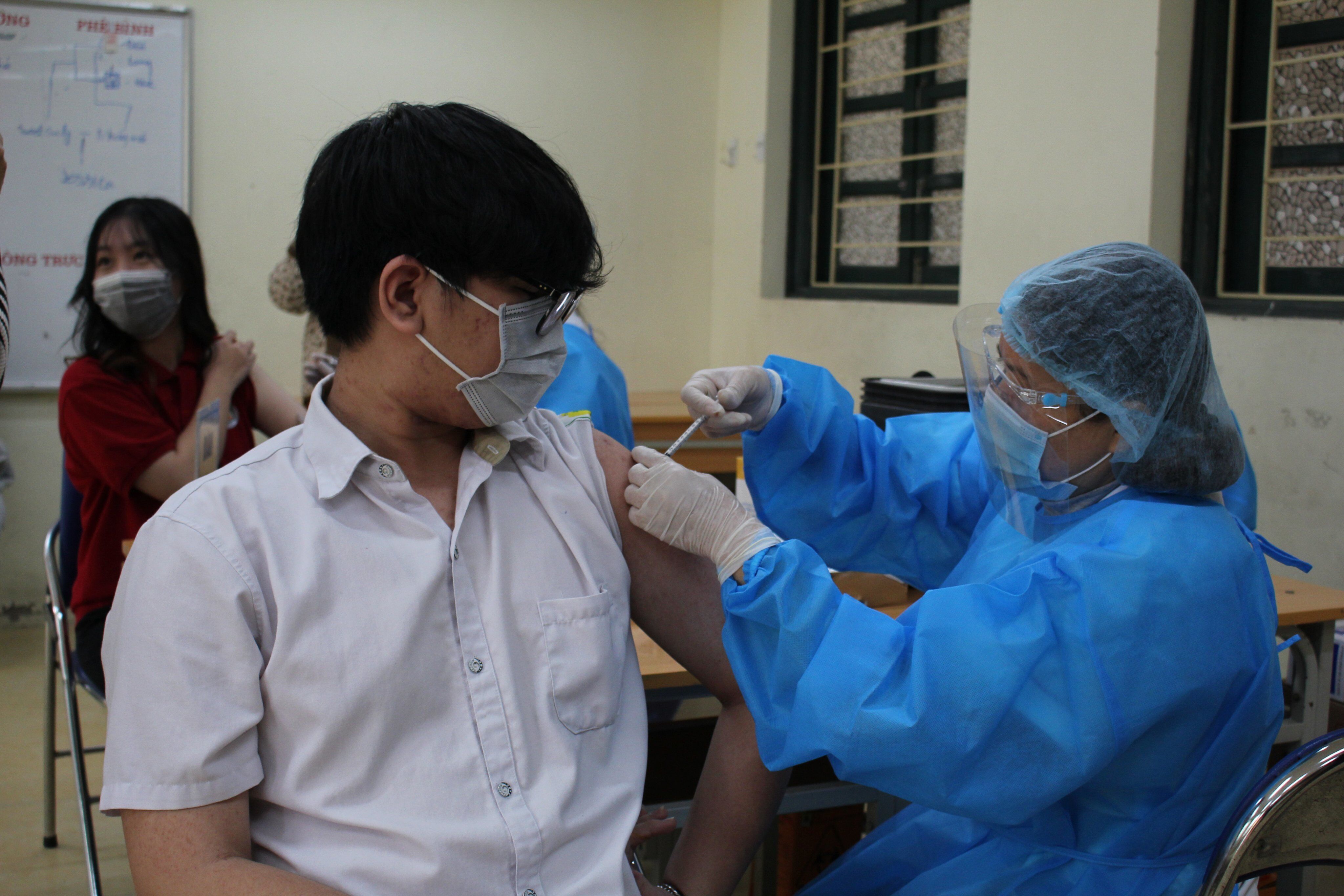 "Buổi sáng sẽ tiêm khoảng 500 học sinh và buổi chiều sẽ tiêm cho số học sinh còn lại", bà Nga thông tin.